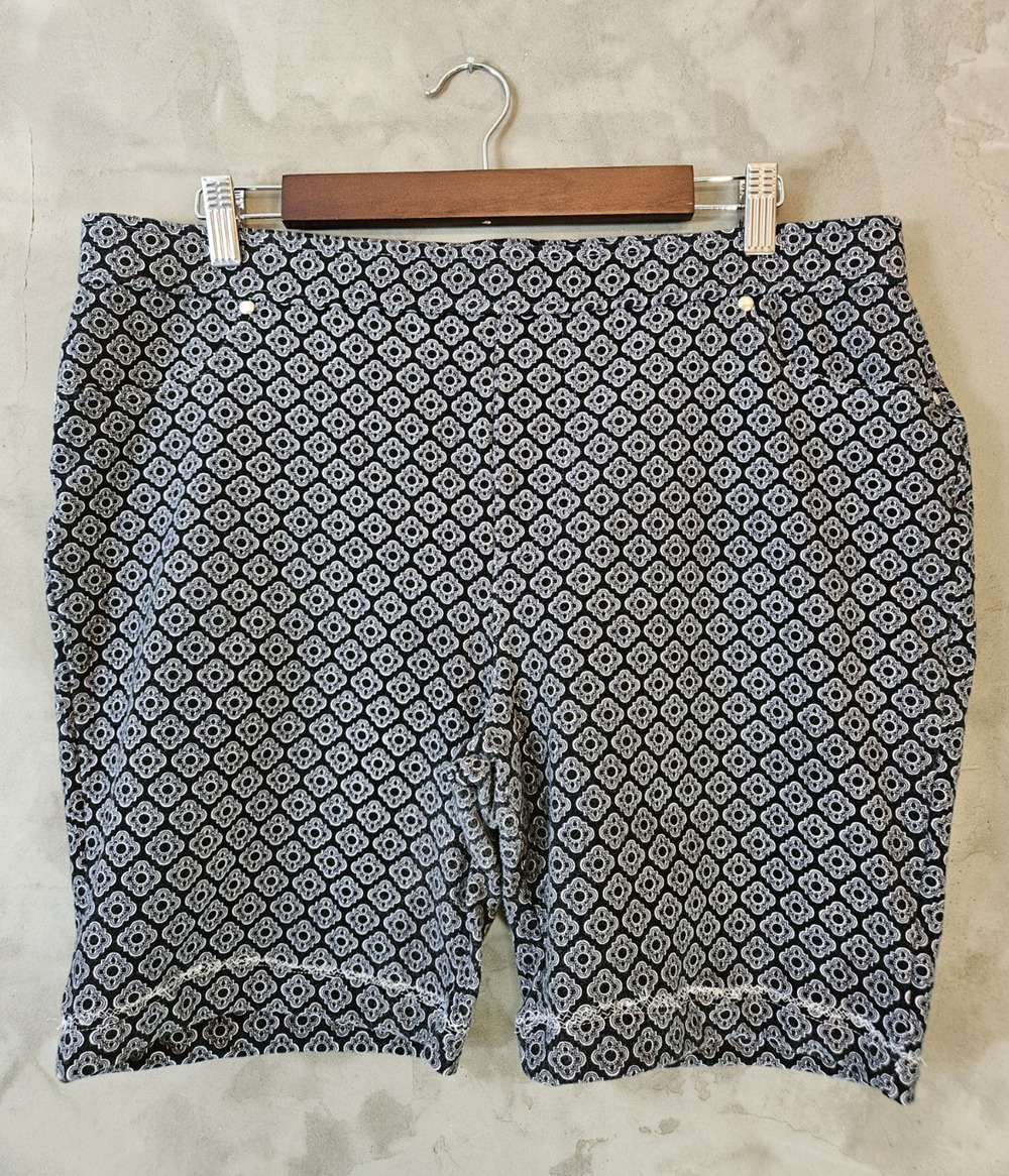 Susan Graver Pull On Bermuda Shorts Geometric Black/White Stretch Pockets Size L
